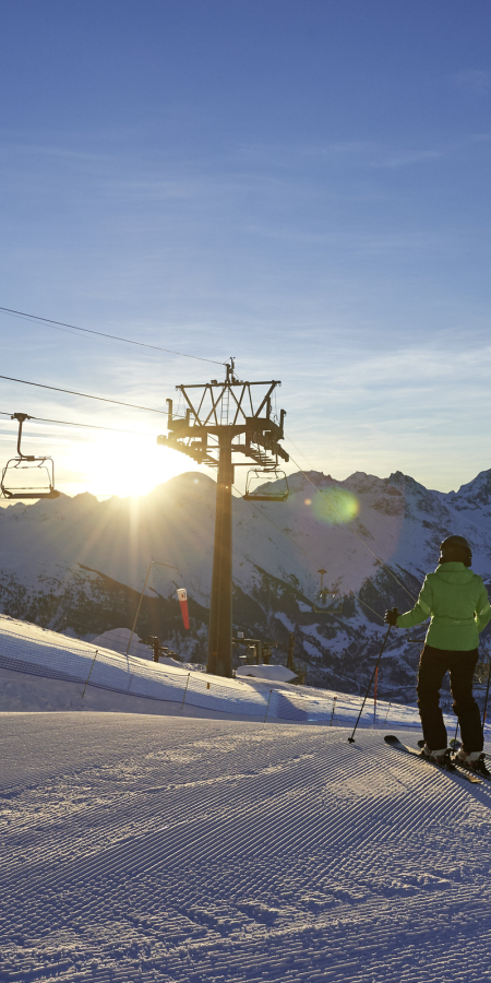Sonnenaufgang im Skigebiet Disentis
