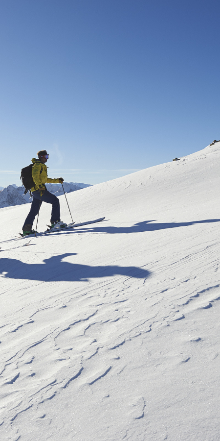 Skitourenfahrer in Disentis Sedrun